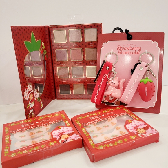 Strawberry Shortcake Accessories - Strawberry Shortcake Makeup Set with Keychains - Red and Pink